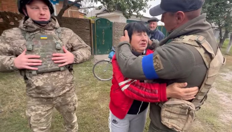 VIDEO. Moment de o frumusețe copleșitoare într-un război cumplit. Fiul-militar eliberează satul mamei de la granița cu Rusia. „Am știut că vei veni, una din florile mele s-a deschis”