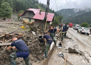 VIDEO. Prefectul de Suceava, mesaj răspicat pentru suveraniștii în căutare de imagine pe la sinistrați: circulația spre zonele afectate de viituri este restricționată de polițiști și jandarmi / Călin Georgescu și George Simion tocmai lansaseră un apel la „mobilizare generală”