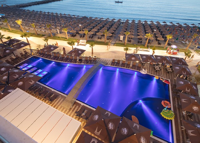 Patru ruși au fost găsiți morți în sauna unui hotel de lux din Albania. Cauzele tragediei sunt învăluite în mister, decesul survenind la puțin timp după cazare