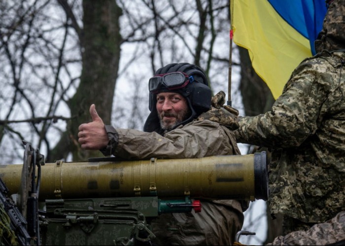 Vești bune de pe frontul din Ucraina. Avansul teritorial al Moscovei s-a oprit pentru prima oară în ultimii doi ani. În schimb, armata ucraineană marchează reușite esențiale (în luna martie): un avans ușor pe front și bombardarea a cinci fabrici strategice și zece rafinării de petrol din Rusia!