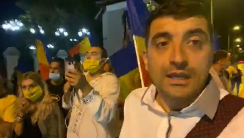 VIDEO. Ce mai face diversionistul George Simion noaptea prin București. A inhalat prafuri pentru țânțari și a început să urle ca apucatul că l-a gazat Jandarmeria