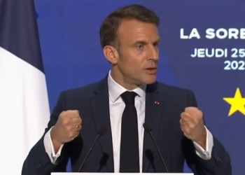 "Există riscul ca Europa noastră să moară!", a avertizat Macron într-un amplu discurs, care a avut însă stringente accente anti-americane: "Europa trebuie să arate că nu este niciodată un vasal al SUA!"