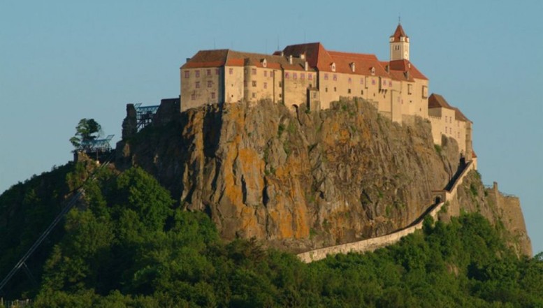 UPDATE. Românii s-au apucat să „demoleze” castelul din Riegersburg al prințului de Liechtenstein. Mii de recenzii negative lăsate pe Google riscă să afecteze serios afacerea nobilului care l-a ucis pe „regele” Arthur