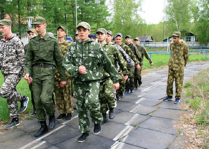 Părinții unor liceeni din Moscova au trăit o spaimă zdravănă aflând că le-au fost duși copiii în tabere militare, în toiul mobilizării. Care e explicația autorităților ruse