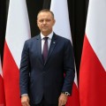 Invocând apărarea Constituției Poloniei, președintele polonez a blocat legea care ar fi permis instituirea parteneriatelor civile inclusiv în cazul partenerilor de același sex. În schimb, acesta ar putea susține implementarea unor prevederi limitate în materie de drepturi cetățenești