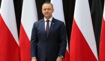 Invocând apărarea Constituției Poloniei, președintele polonez a blocat legea care ar fi permis instituirea parteneriatelor civile inclusiv în cazul partenerilor de același sex. În schimb, acesta ar putea susține implementarea unor prevederi limitate în materie de drepturi cetățenești