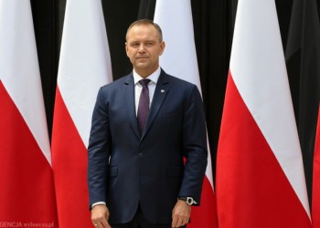 Invocând apărarea Constituției Poloniei, președintele polonez a blocat legea care ar fi permis instituirea parteneriatelor civile inclusiv în cazul partenerilor de același sex. În schimb, acesta ar putea susține implementarea unor prevederi limitate în materie de drepturi cetățenești