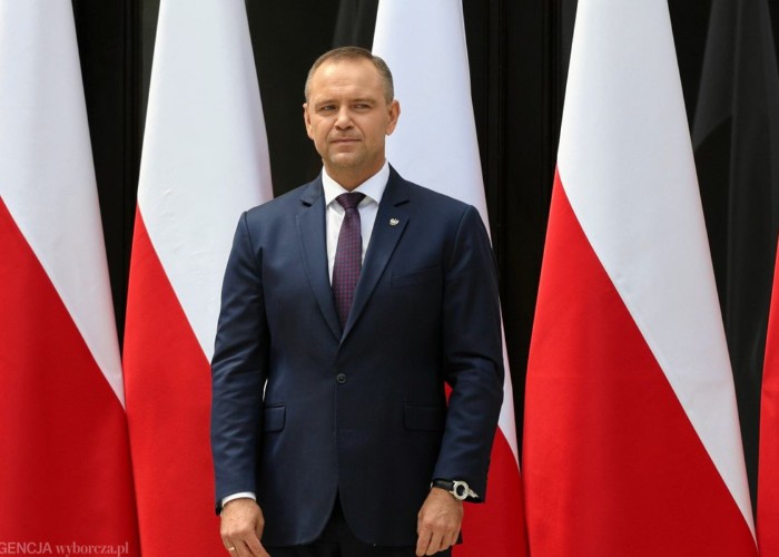 Invocând apărarea Constituției Poloniei, președintele polonez a blocat legea care ar fi permis instituirea parteneriatelor civile inclusiv în cazul partenerilor de același sex. În schimb, acesta ar putea susține implementarea unor prevederi limitate în materie de drepturi cetățenești