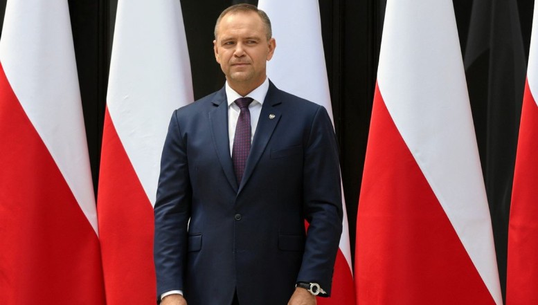 Invocând apărarea Constituției Poloniei, președintele polonez a blocat legea care ar fi permis instituirea parteneriatelor civile inclusiv în cazul partenerilor de același sex. În schimb, acesta ar putea susține implementarea unor prevederi limitate în materie de drepturi cetățenești