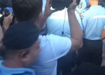 VIDEO Regimul milițienesc PSD. Un jandarm l-a bruscat pe Marian Ceaușescu la manifestația anti-MAI ce a avut loc în urma ororii de la Caracal