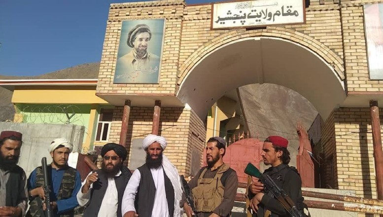 BREAKING! Rezistența afgană din Panjshir trece prin momente dificile în înfruntarea cu talibanii care ar fi reușit să-și instaleze steagul odios chiar în capitala regiunii. Liderul Ahmad Massoud a lansat o propunere de negociere pentru evitarea unui război de gherilă / Talibanii ar fi înregistrat pierderi importante, 600-700 de islamiști fiind uciși de rezistenți