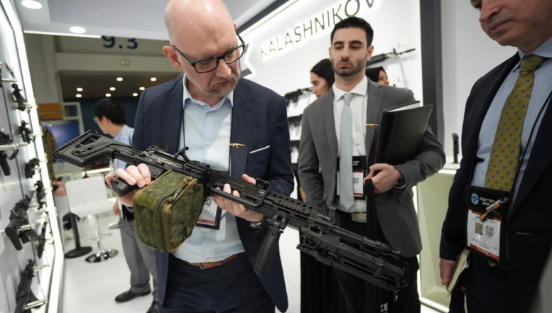 Compania Kalașnikov anunță că va testa noile sale mitraliere RPL-7 direct pe câmpul de luptă din Ucraina / Anterior și ucrainenii au testat UAR-15, o armă de producție proprie, arătând că vor renunță treptat la kalașnikoavele sovietice