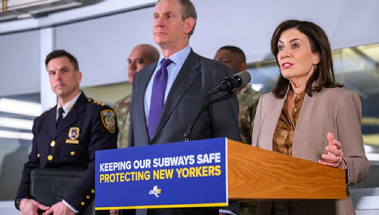 După crimele de la metrou din ultima perioadă, guvernatoarea statului New York ia noi măsuri. Cu câți agenți vor fi suplimentate forțele de ordine pentru a fi sporită siguranța călătorilor și a lucrătorilor din rețeaua de transport subteran