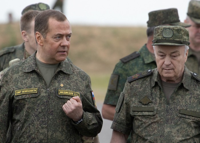 După noile sancțiuni impuse Rusiei de SUA, Medvedev amenință că hoardele ruse vor folosi "toate tipurile de arme în toate ascunzătorile Bandera"