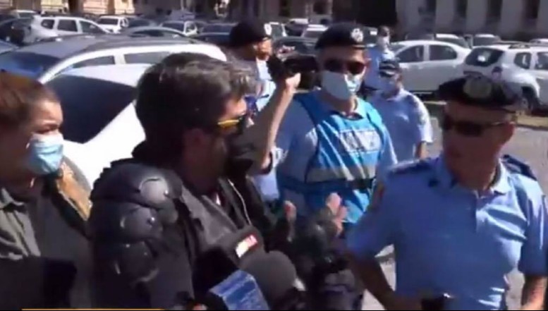 VIDEO. Incidente grave la sediul Ministerului de Interne. Jandarmii lui VELA i-au agresat pe protestatarii de la 10 august 2018 