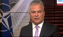 VIDEO Opinia publică, scârbită de gestul „de ghiolban” făcut de premierul desemnat Adrian Veștea în direct la un post de televiziune. Profesor de științe politice: „Pare să aibă nivelul intelectual al Vioricăi Dăncilă”