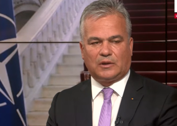 VIDEO Opinia publică, scârbită de gestul „de ghiolban” făcut de premierul desemnat Adrian Veștea în direct la un post de televiziune. Profesor de științe politice: „Pare să aibă nivelul intelectual al Vioricăi Dăncilă”