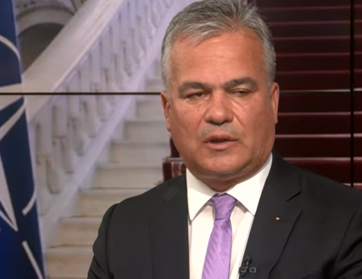 VIDEO Opinia publică, scârbită de gestul „de ghiolban” făcut de premierul desemnat Adrian Veștea în direct la un post de televiziune. Profesor de științe politice: „Pare să aibă nivelul intelectual al Vioricăi Dăncilă”