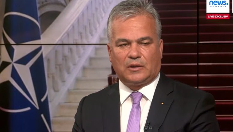 VIDEO Opinia publică, scârbită de gestul „de ghiolban” făcut de premierul desemnat Adrian Veștea în direct la un post de televiziune. Profesor de științe politice: „Pare să aibă nivelul intelectual al Vioricăi Dăncilă”