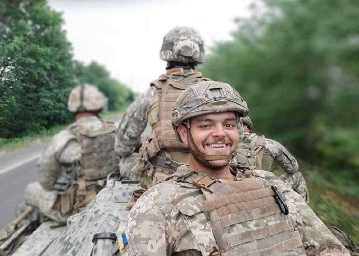 Un tânăr mercenar britanic ar fi fost luat prizonier de ruși, la Mariupol, după ce unitatea sa a rămas fără muniție și s-a predat forțelor invadatoare / Rușii susțin că alți 1026 de militari ucraineni s-ar fi predat în ultimele ore