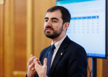 Claudiu Năsui despre prezenta recesiune tehnică: „Nu e vina lui Ilie Bolojan. E foarte bine că guvernul a redus deficitul. A greșit rău în felul în care a făcut-o, alegând să crească taxele”/  „Va reveni și creșterea economică, pentru că vin noi miliarde de euro de la UE peste noi”