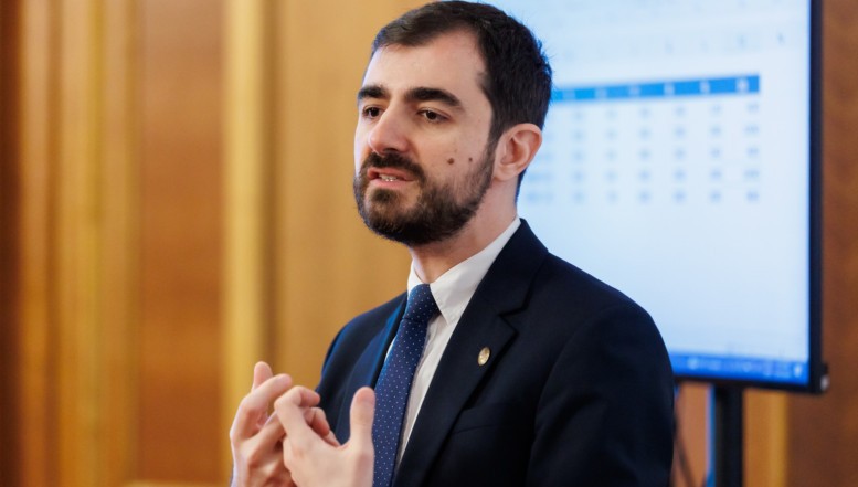 Claudiu Năsui despre prezenta recesiune tehnică: „Nu e vina lui Ilie Bolojan. E foarte bine că guvernul a redus deficitul. A greșit rău în felul în care a făcut-o, alegând să crească taxele”/  „Va reveni și creșterea economică, pentru că vin noi miliarde de euro de la UE peste noi”