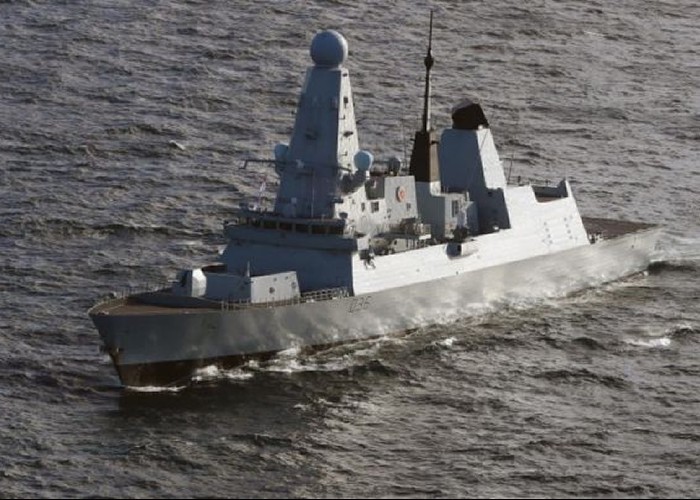 ALERTĂ în Marea Neagră: o navă RUSEASCĂ a tras focuri de avertisment asupra unui distrugător britanic în largul Crimeii