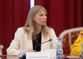 Marxista Victoria Stoiciu le cere colegilor de la PSD să renunțe la fandoselile fals conservatoare de tip AUR și să revină la ideologia de stânga, lansând public și un mare adevăr: „Noi, PSD, nu avem cum să fim antisistem când noi suntem chiar sistemul!”