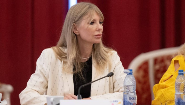 Marxista Victoria Stoiciu le cere colegilor de la PSD să renunțe la fandoselile fals conservatoare de tip AUR și să revină la ideologia de stânga, lansând public și un mare adevăr: „Noi, PSD, nu avem cum să fim antisistem când noi suntem chiar sistemul!”