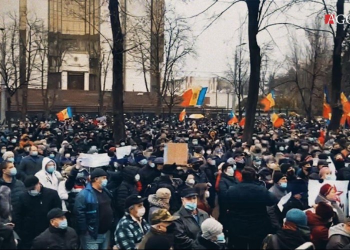 Serviciul de Informații și Securitate a fost transferat din subordinea Maiei Sandu în cea a Parlamentului. Proteste masive la Chișinău. Deputații PAS și ai Platformei DA au blocat tribuna Parlamentului și au scandat „Rușine!”