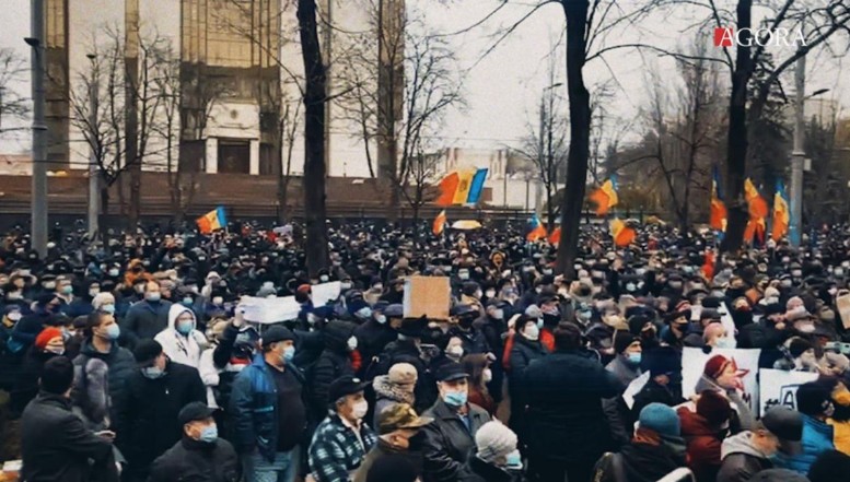 Serviciul de Informații și Securitate a fost transferat din subordinea Maiei Sandu în cea a Parlamentului. Proteste masive la Chișinău. Deputații PAS și ai Platformei DA au blocat tribuna Parlamentului și au scandat „Rușine!”