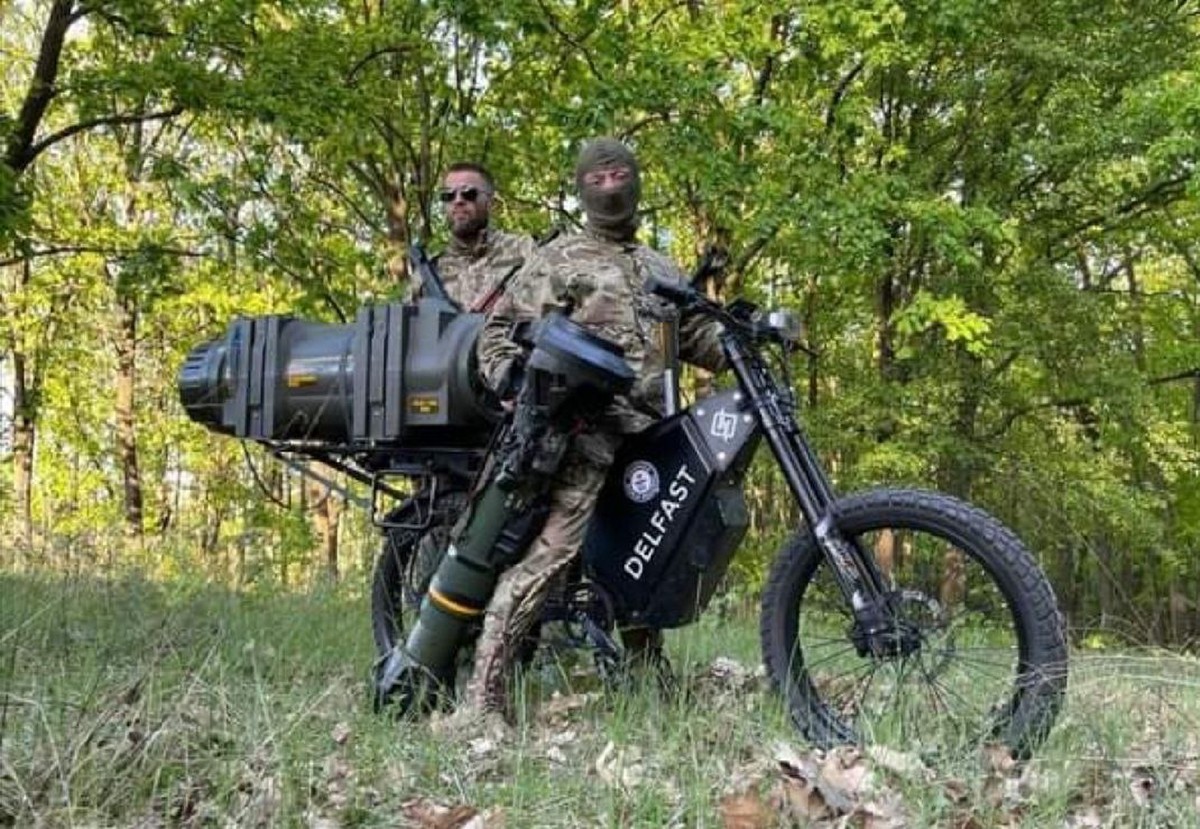 Deliberately picture cushion VIDEO. Armata Ucrainei lovește inamicul și de pe biciclete electrice.  Bicicliștii ucraineni sunt dotați cu lansatoare antitanc care fac prăpăd în  rândurile armatei ruse | Podul