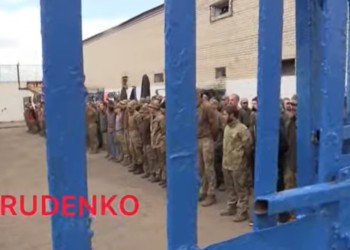 VIDEO. Luptătorii de la Azovstal ar urma să fie judecați și condamnați la moarte. Imagini tulburătoare cu prizonierii aflați în mâinile rușilor din Donețk