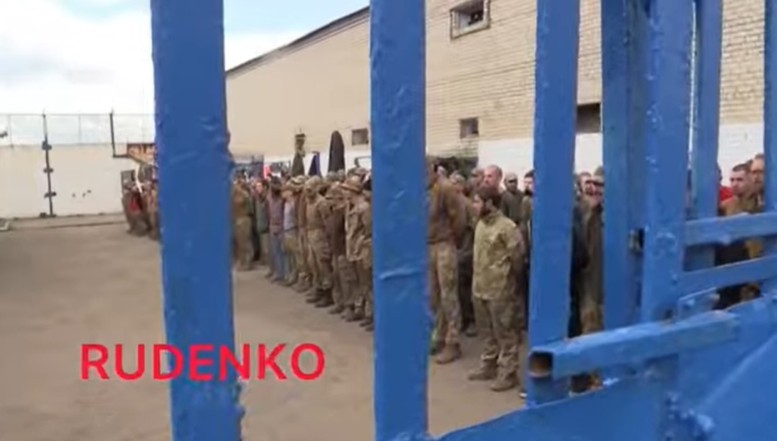 VIDEO. Luptătorii de la Azovstal ar urma să fie judecați și condamnați la moarte. Imagini tulburătoare cu prizonierii aflați în mâinile rușilor din Donețk