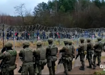 VIDEO. Migranții se pregătesc să ia cu asalt frontiera poloneză, sub îndrumarea forțelor de securitate din Belarus. Acuzațiile Poloniei care vrea să ceară ajutorul NATO