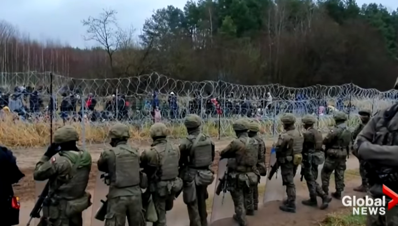 VIDEO. Migranții se pregătesc să ia cu asalt frontiera poloneză, sub îndrumarea forțelor de securitate din Belarus. Acuzațiile Poloniei care vrea să ceară ajutorul NATO