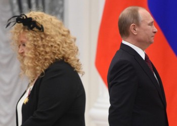 Celebra artistă rusă Alla Pugaciova critică războiul dus de țara sa împotriva Ucrainei și face o glumă despre mentalitatea poporului rus: rușii care erau chemați în Piața Roșie pentru a fi spânzurați aveau o singură întrebare către autorități: "să ne aducem propriile frânghii, sau ne vor fi date?"