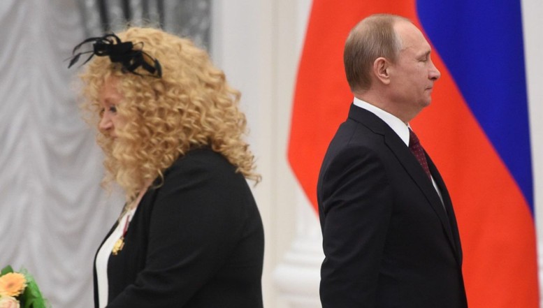 Celebra artistă rusă Alla Pugaciova critică războiul dus de țara sa împotriva Ucrainei și face o glumă despre mentalitatea poporului rus: rușii care erau chemați în Piața Roșie pentru a fi spânzurați aveau o singură întrebare către autorități: "să ne aducem propriile frânghii, sau ne vor fi date?"