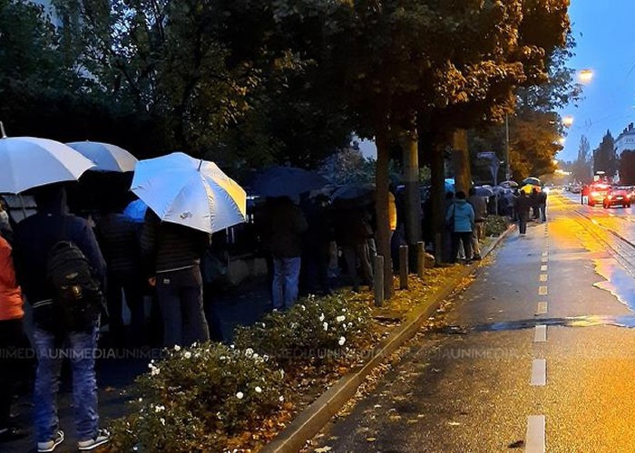 ALEGERI PREZIDENȚIALE ÎN R. MOLDOVA. Moldovenii din Diaspora vin masiv la vot. Majoritatea votează anti- Dodon. În Italia și Germania s-au format cozi la secții