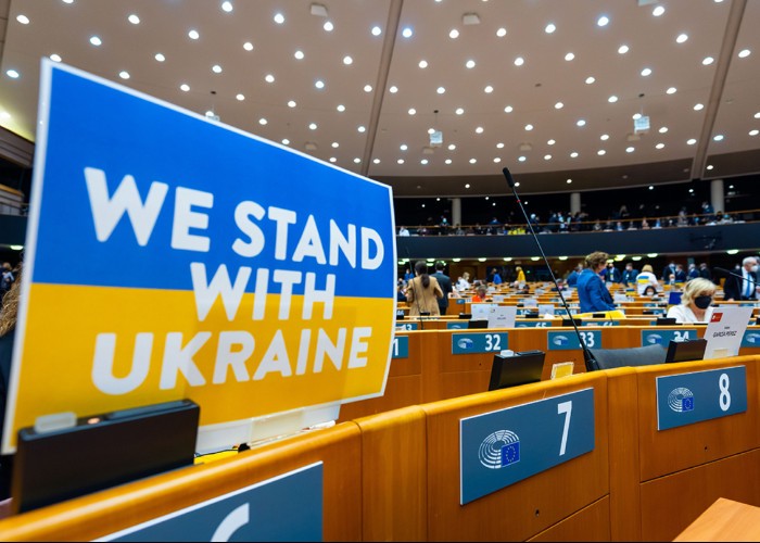 Parlamentul European solicită un embargo total asupra importurilor de petrol, cărbune, combustibil nuclear și gaz din Rusia