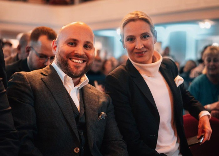 Victorie istorică pentru AfD într-un land din vestul Germaniei. Liderul regional al AfD este deputatul pro-rus Markus-Cornel Frohnmaier, un tânăr extremist de origine română, abandonat de părinții naturali într-un orfelinat din Craiova și adoptat apoi de o familie de nemți