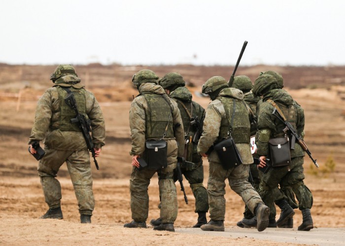 VIDEO. Răzmeriță în rândul soldaților ruși. Mii de militari aflați la graniță nu mai vor să intre să lupte în Ucraina. Unii își varsă intenționat combustibilul pentru a nu mai putea înainta