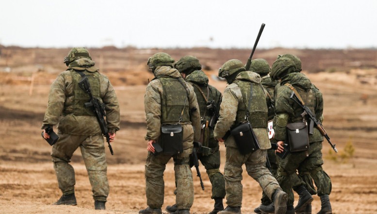 VIDEO. Răzmeriță în rândul soldaților ruși. Mii de militari aflați la graniță nu mai vor să intre să lupte în Ucraina. Unii își varsă intenționat combustibilul pentru a nu mai putea înainta