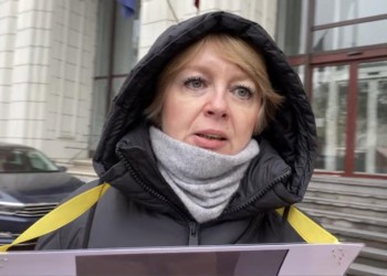 Cea mai cunoscută jurnalistă de investigații din România protestează în frig, în fața Parchetului, din cauza unui flagrant act de injustiție comis de procurori / „Parchetul mi-a călcat în picioare demnitatea de om și de femeie, decizia fiind de neacceptat pentru mine” / „Decizia de închidere a dosarului a fost una politică”