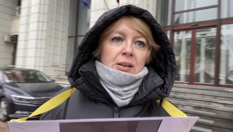 Cea mai cunoscută jurnalistă de investigații din România protestează în frig, în fața Parchetului, din cauza unui flagrant act de injustiție comis de procurori / „Parchetul mi-a călcat în picioare demnitatea de om și de femeie, decizia fiind de neacceptat pentru mine” / „Decizia de închidere a dosarului a fost una politică”