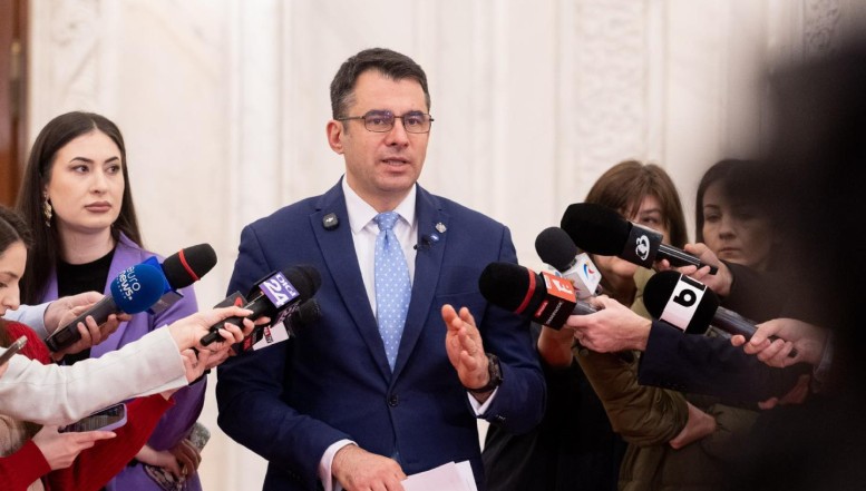 VIDEO. Scandal și tensiuni în coaliție. Senatorul USR Ștefan Pălărie critică desele ieșiri publice ale lui Marcel Ciolacu, trimis acasă de români în 2024, arătând și că PSD are în ADN „o antireformă structurală” / PSD a anunțat deja că se opune reformelor în administrație