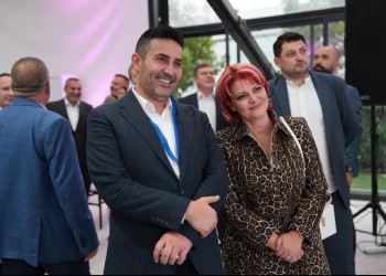 Olguța Vasilescu și Claudiu Manda iau cele mai importante decizii în PSD, Sorin Grindeanu având mai degrabă rolul de purtător de cuvânt. Unii lideri social-democrați consideră că primărița din Craiova ar fi singura capabilă să recupereze electoratul PSD atras de formațiunile suveraniste