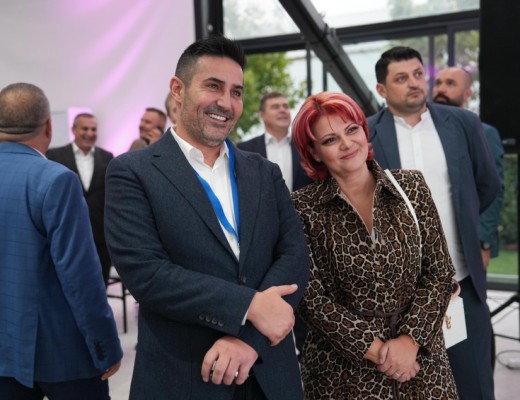 Olguța Vasilescu și Claudiu Manda iau cele mai importante decizii în PSD, Sorin Grindeanu având mai degrabă rolul de purtător de cuvânt. Unii lideri social-democrați consideră că primărița din Craiova ar fi singura capabilă să recupereze electoratul PSD atras de formațiunile suveraniste