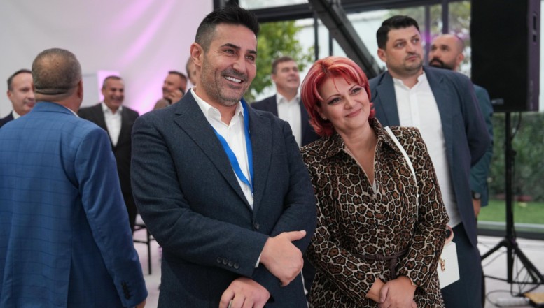 Olguța Vasilescu și Claudiu Manda iau cele mai importante decizii în PSD, Sorin Grindeanu având mai degrabă rolul de purtător de cuvânt. Unii lideri social-democrați consideră că primărița din Craiova ar fi singura capabilă să recupereze electoratul PSD atras de formațiunile suveraniste