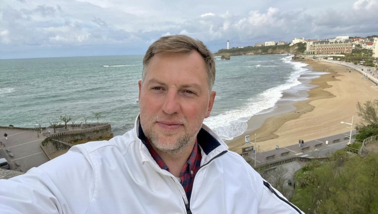 VIDEO. Regimul de la Kremlin ar fi trimis patru asasini pentru a-l lichida, în Franța, pe opozantul Vladimir Osecikin, care demască atrocitățile din penitenciarele rusești și crimele de război din Ucraina / Serviciile secrete franceze au dejucat asasinatul și i-au arestat pe indivizi